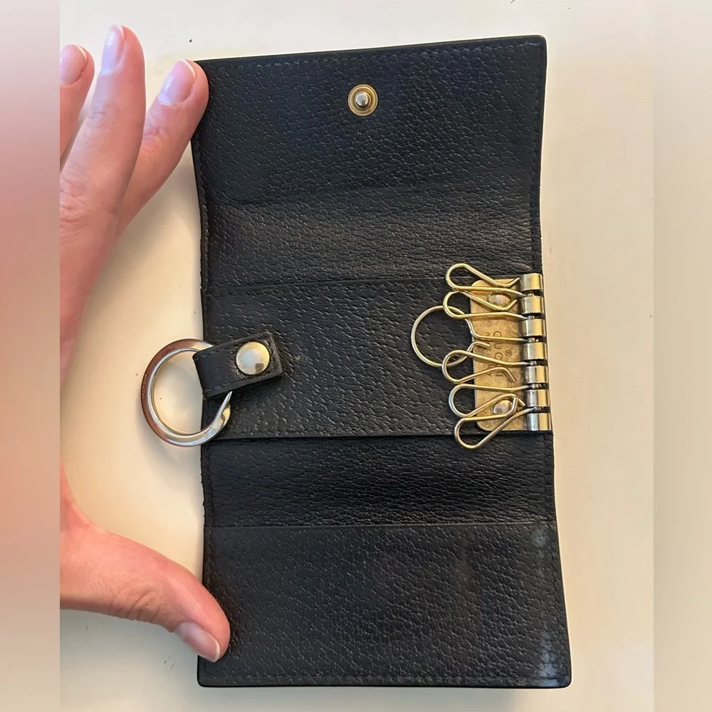 Gucci key holder with green and red Web canvas.Measurements: 4"L x 1.5"W x 2.5"H - Picture 4 of 14